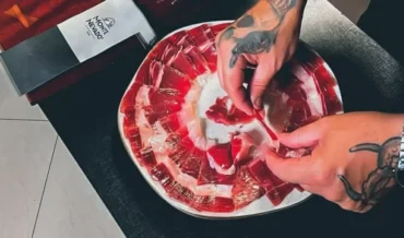 Para provar um bom jamón, não precisa ir à Espanha. Ele está no Ipiranga